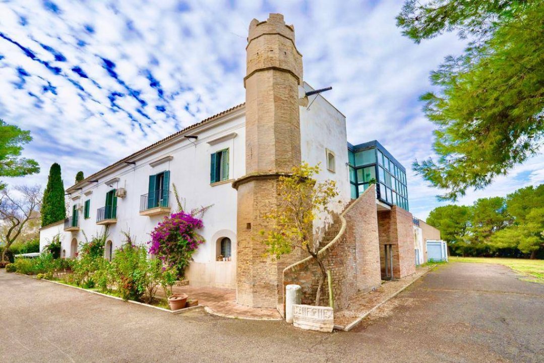 A vendre villa in zone tranquille Lucera Puglia foto 1